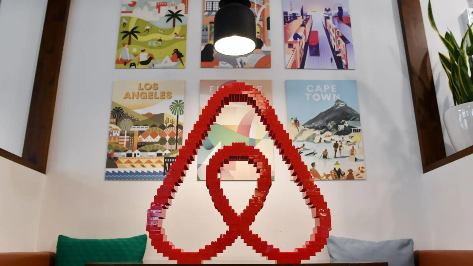 Mit der neuen Funktion „Verbundene Aufenthalte“ schlägt Airbnb eine Kombination aus zwei Unterkünften für eine Reise vor. (Foto: Jens Kalaene/dpa-Zentralbild/dpa)