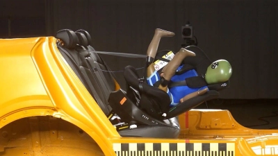 Sicherheitsrisiko im Crashtest: Acht Kindersitze zeigten gravierende Mängel und versagten im Frontalaufprall. (Foto: Stiftung Warentest/dpa-tmn)