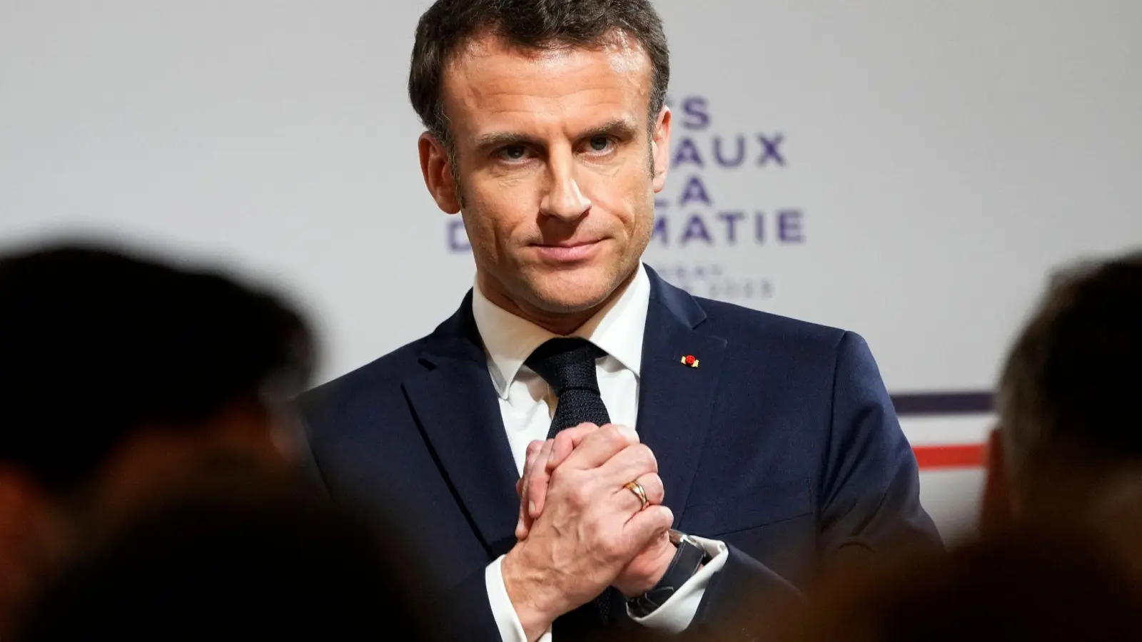 Frankreichs Präsident Emmanuel Macron ist am Ziel: Die umstrittene Rentenreform ist offiziell beschlossene Sache. (Foto: Michel Euler/AP/dpa)