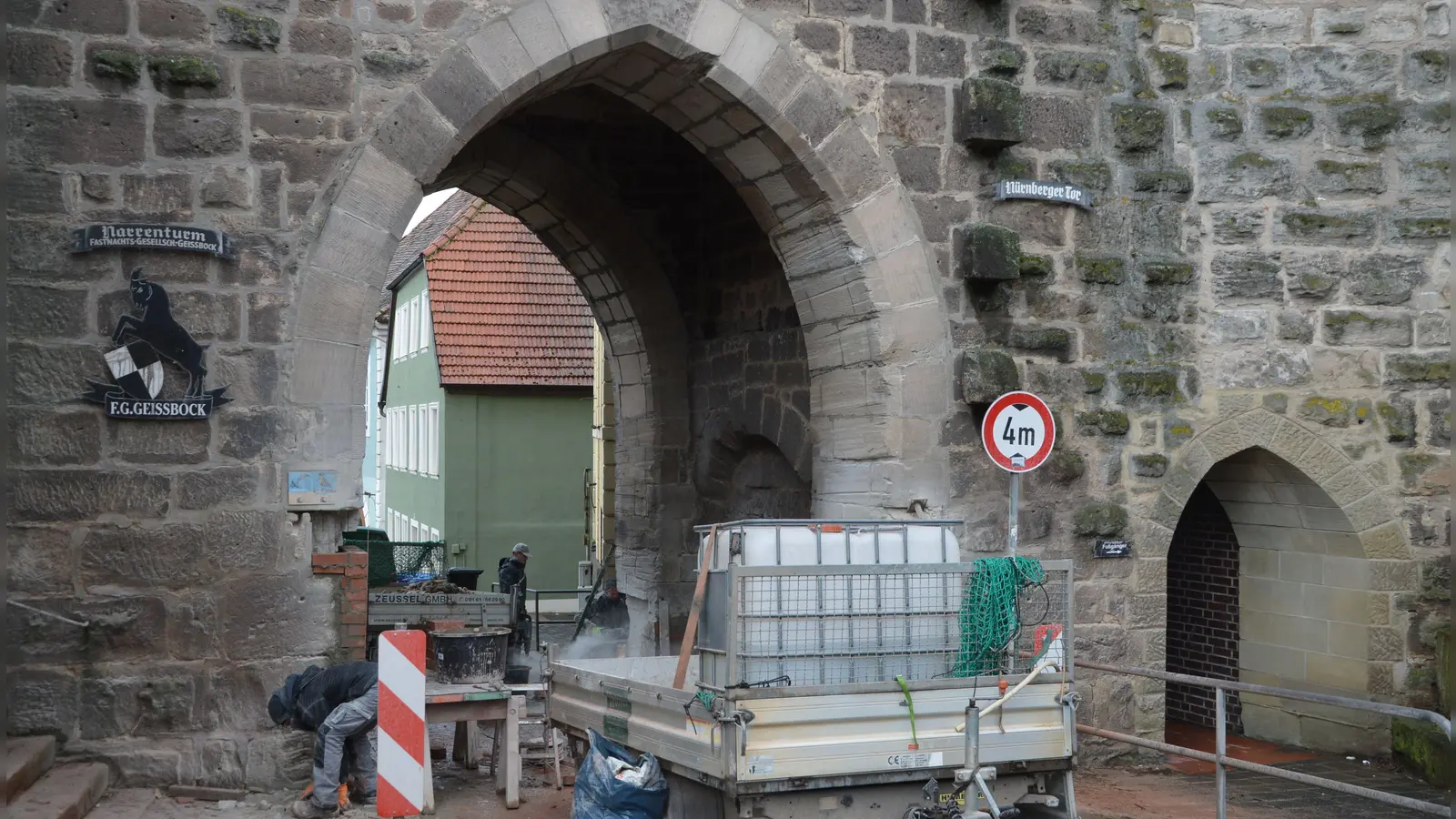 Mit stützendem Mauerwerk wird aktuell das marode Nürnberger Tor vor weiteren Schäden bewahrt. Die eigentliche Generalsanierung könnte noch in diesem Jahr beginnen.  (Foto: Patrick Lauer)
