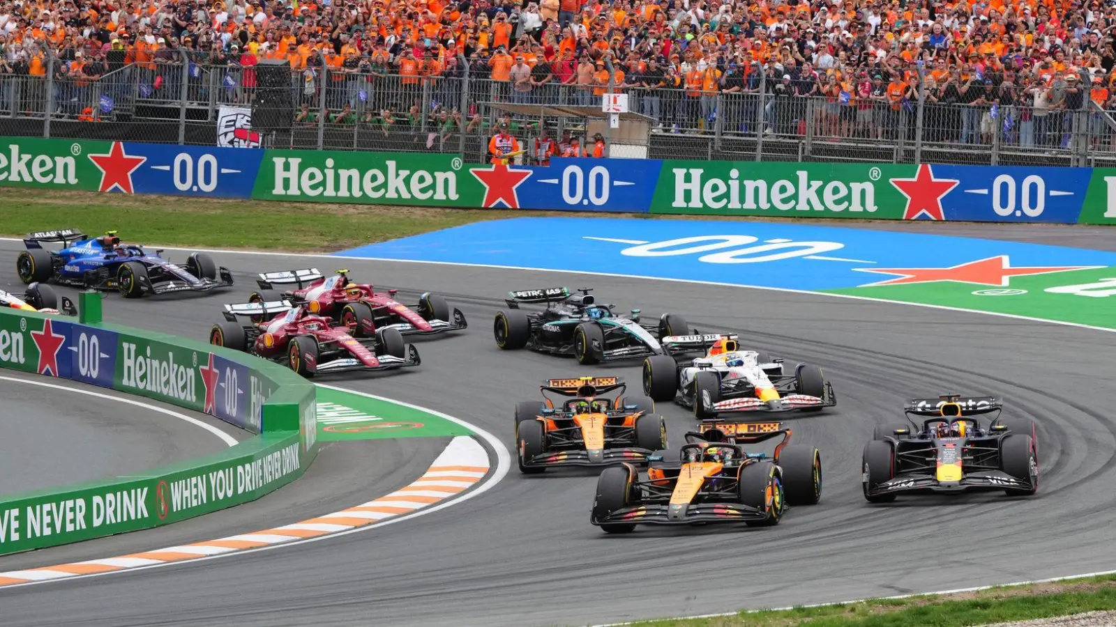 Piastri behält am Start die Spitzenposition. (Foto: Peter Dejong/AP/dpa)