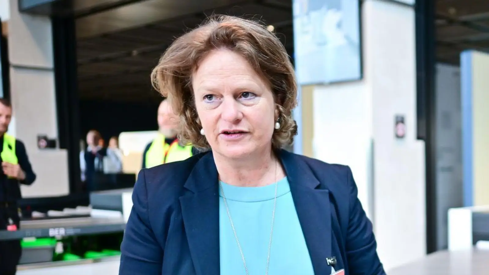 Flughafenchefin Aletta von Massenbach stellt neue CT-Scanner am Flughafen BER vor.  (Foto: Sebastian Christoph Gollnow/dpa)
