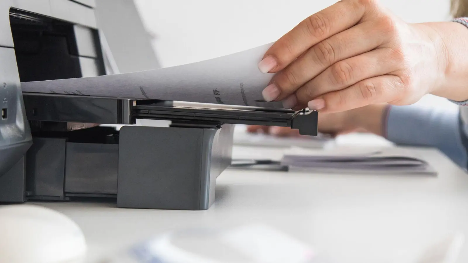 Auf Grund von Sicherheitslücken benötigen zahlreiche Drucker aktuell ein Firmware-Update. (Foto: Christin Klose/dpa-tmn)