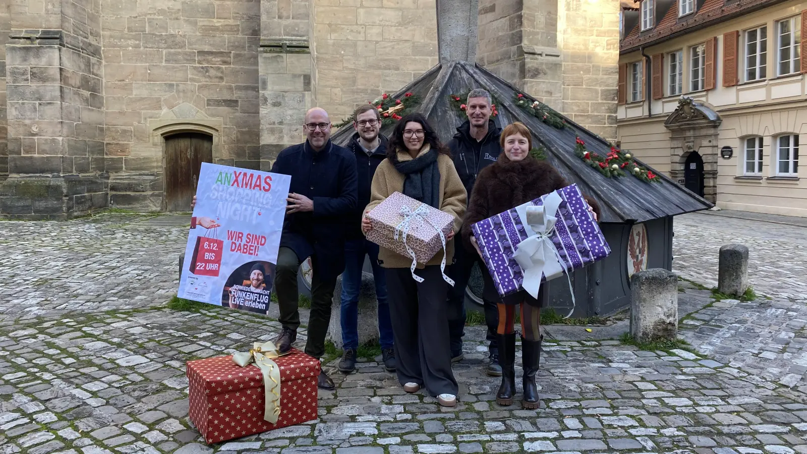 Teilnehmer, die sich für die Lange Einkaufsnacht in Ansbach zusammengetan haben: BGU-Chef Daniel Stiegler und Assistent Herr Strauß, Frau Herzog vom Brückencenter Ansbach, Herr Ringler von der Schmiedeweihnacht und Elke Knöbl als Vertreterin der Neustadt-Händler. (Foto: stmo)