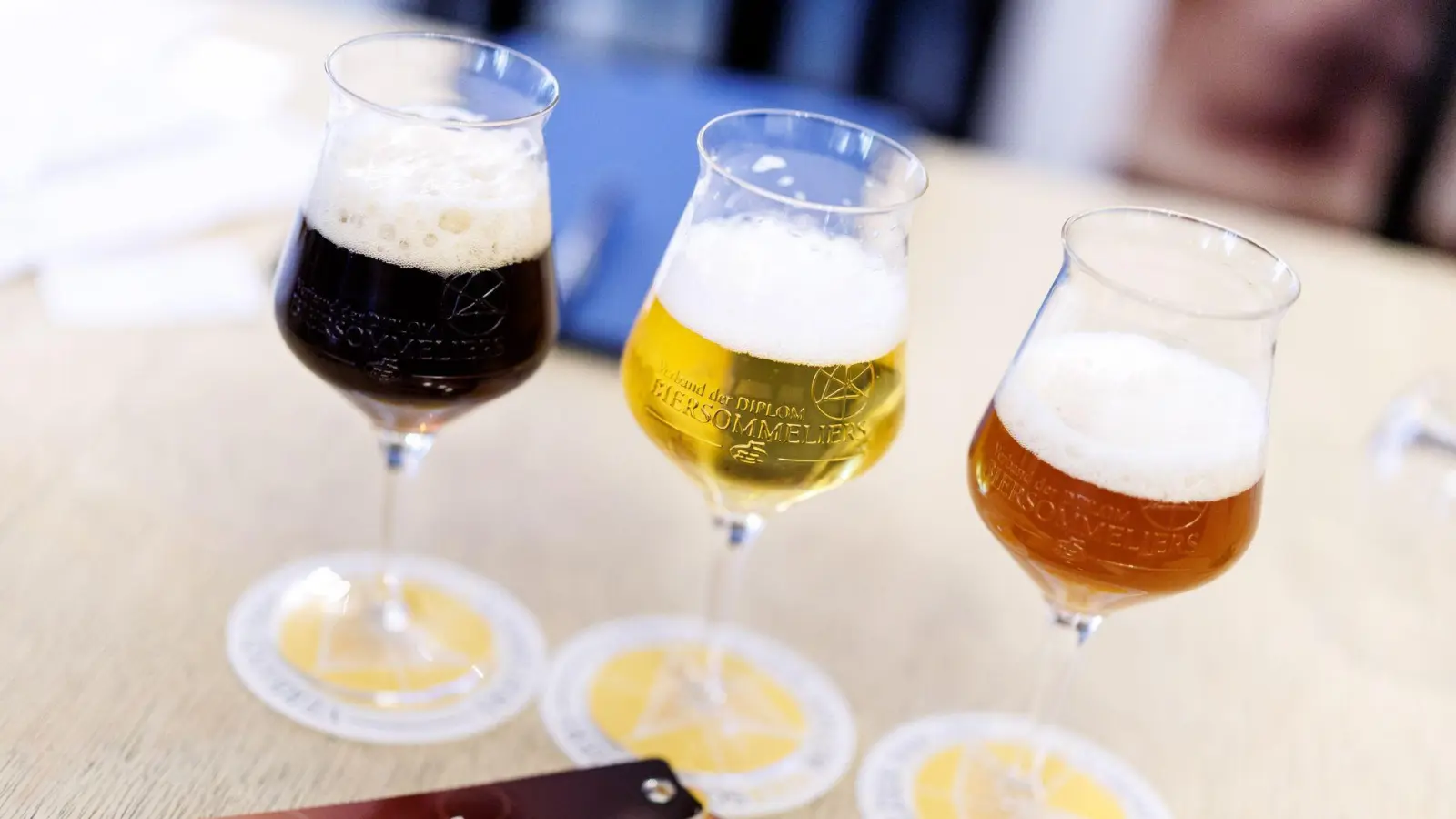 Die Sommeliers müssen die Biere blind auseinanderhalten können.  (Foto: Matthias Balk/dpa)