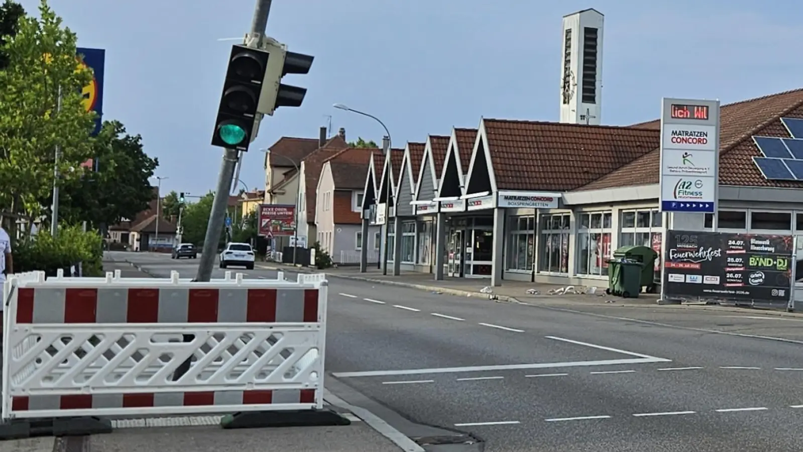 Krumme Ampel: Die Feuchtwanger Polizei schätzt den in der Dinkelsbühler Straße entstandenen Gesamtschaden auf rund 11.000 Euro. (Foto: Wolfgang Grebenhof)