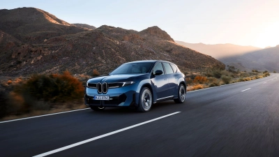 Mit frischer Form und neuer Designsprache rollt der iX3 ab dem kommenden Frühjahr auf die Straße. (Foto: Fabian Kirchbauer/BMW AG/dpa-tmn)