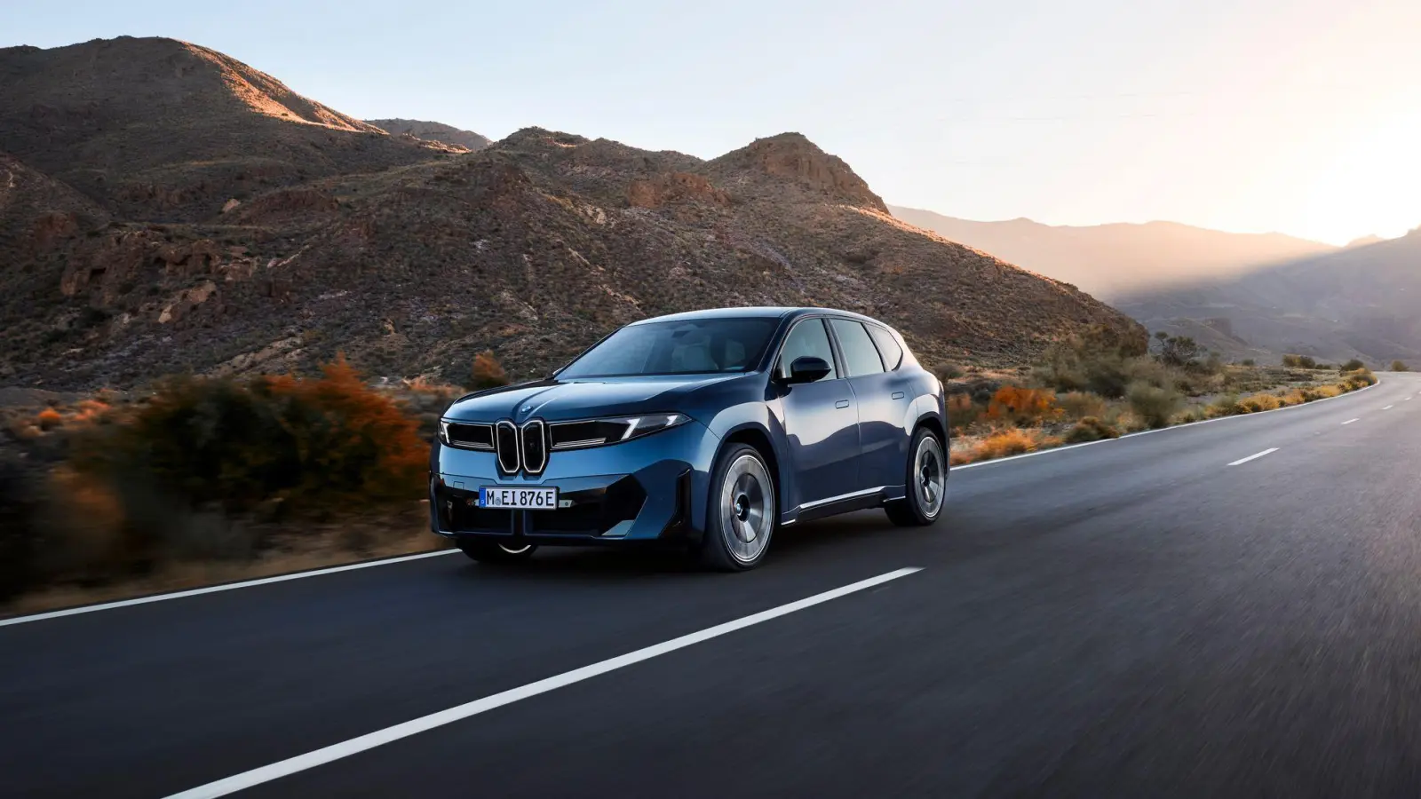 Mit frischer Form und neuer Designsprache rollt der iX3 ab dem kommenden Frühjahr auf die Straße. (Foto: Fabian Kirchbauer/BMW AG/dpa-tmn)