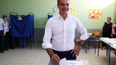 Kyriakos Mitsotakis gibt in einem Wahllokal seine Stimme ab. (Foto: Yorgos Karahalis/AP)