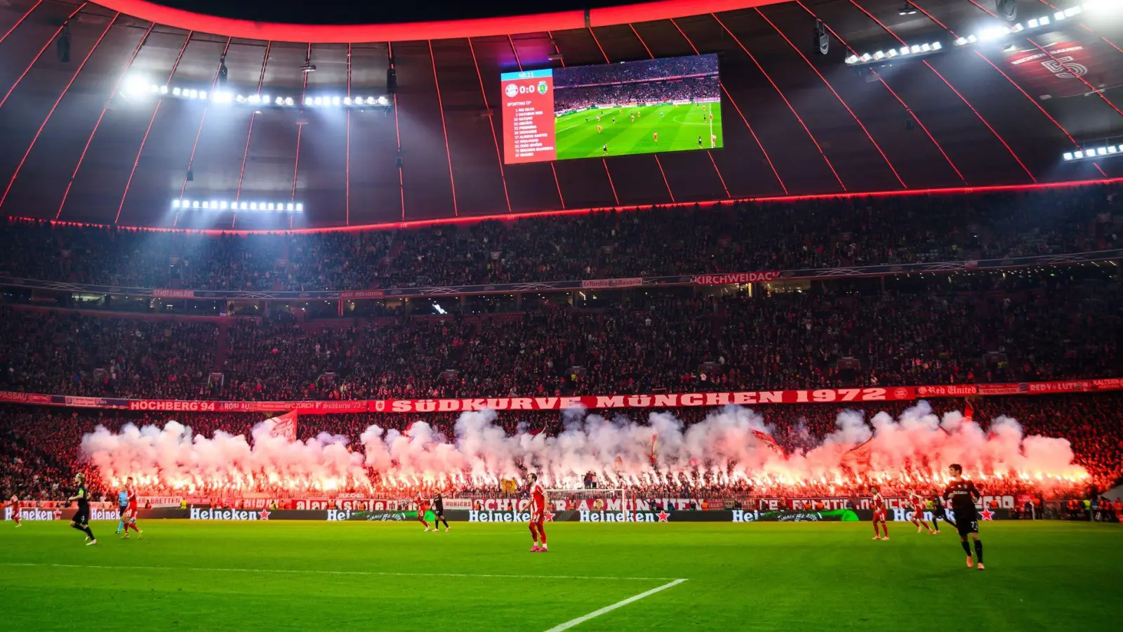 Fans des FC Bayern München zünden Pyrotechnik im Fanblock. (Archivbild) (Foto: Tom Weller/dpa)