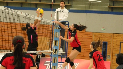 Die überragende Julia Gaspert (oben rechts) beim Angriff. (Foto: Norbert Dietrich)