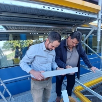 Die Bürgermeister Peter Kaltenhäuser und Reinhard Seefried (von links) begutachten den Stand der Bauarbeiten. (Foto: Sandra Buchwald)