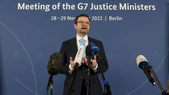 Bundesjustizminister Marco Buschmann (FDP) gibt zu Beginn des Treffens der G7-Justizministerinnen und -minister im Auswärtigen Amt ein Statement ab. (Foto: Wolfgang Kumm/dpa)