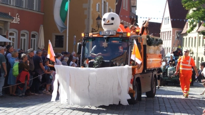 Ein Hingucker ist das Winterdienst-Fahrzeug des städtischen Bauhofs.  (Foto: Jasmin Kiendl)