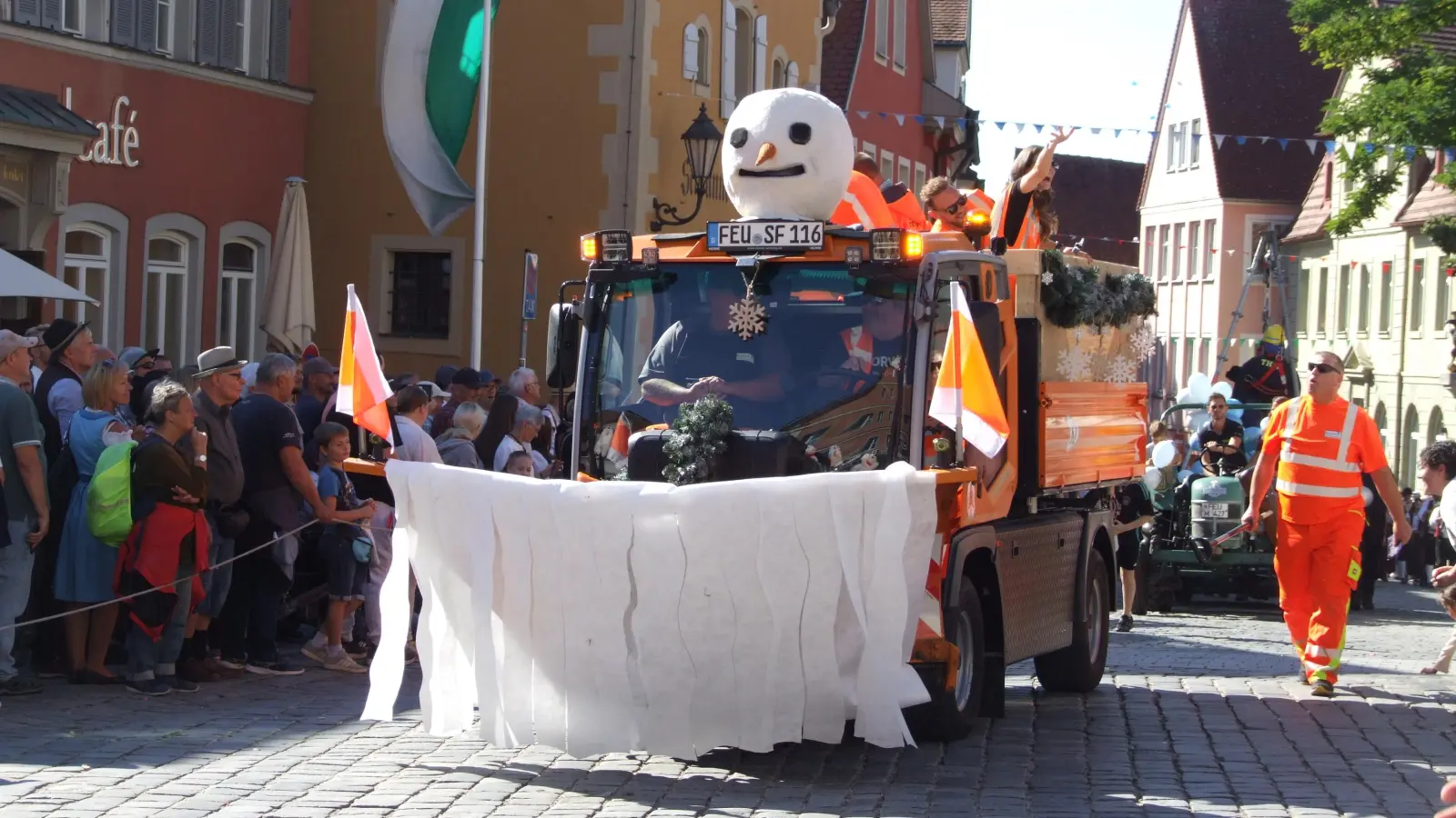 Ein Hingucker ist das Winterdienst-Fahrzeug des städtischen Bauhofs.  (Foto: Jasmin Kiendl)