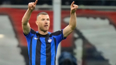Inter Mailands Edin Dzeko jubelt über seinen Treffer zum 1:0. (Foto: Luca Bruno/AP/dpa)