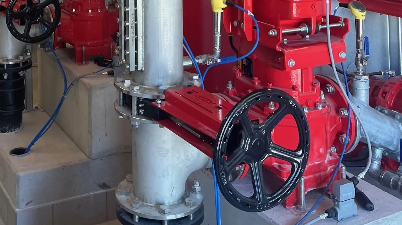 Blick in die Pumphäuschen, die in Reusch und Geckenheim stehen. Die Abwasserentsorgung ist nur eines der Großprojekte in der Gemeinde Weigenheim. (Foto: Rainer Mayer)