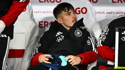 Lennart Karl sitzt bei der Nationalmannschaft auf der Ersatzbank.  (Foto: Tom Weller/dpa)