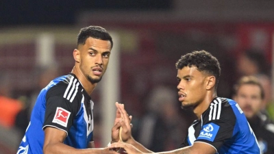 Option für das Spiel gegen Augsburg: Entweder Robert Glatzel (M.) oder Ransford Königsdörffer (r) vom Hamburger SV könnten von Beginn an spielen. (Archiv) (Foto: Soeren Stache/dpa)