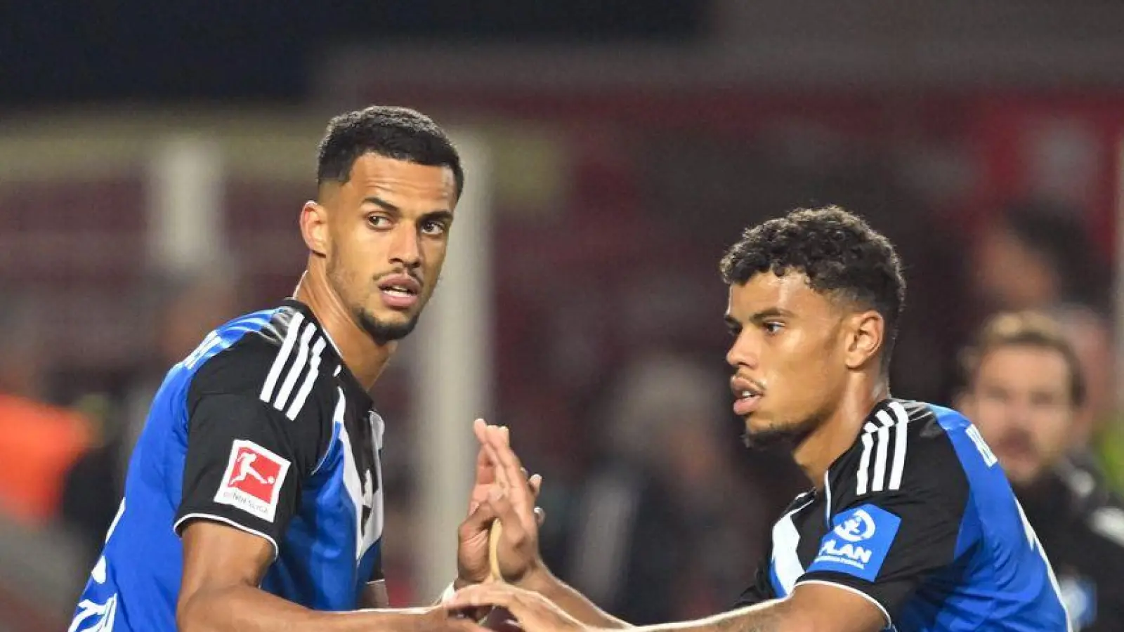 Option für das Spiel gegen Augsburg: Entweder Robert Glatzel (M.) oder Ransford Königsdörffer (r) vom Hamburger SV könnten von Beginn an spielen. (Archiv) (Foto: Soeren Stache/dpa)