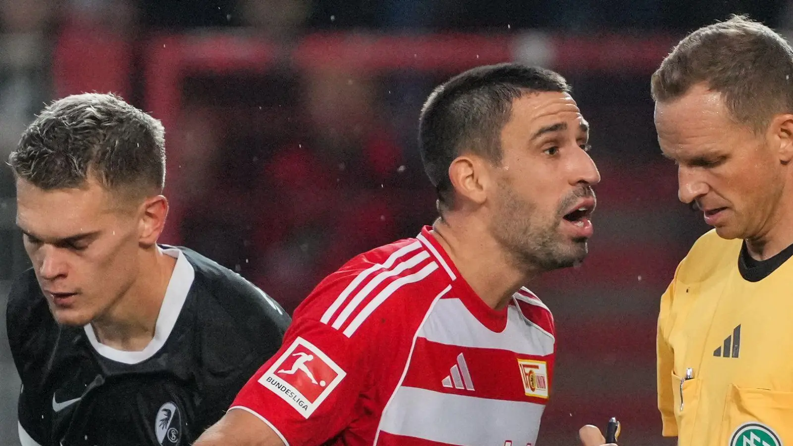 Rani Khedria kann eine Entscheidung von Schiedsrichter Storks nicht verstehen.  (Foto: Soeren Stache/dpa)