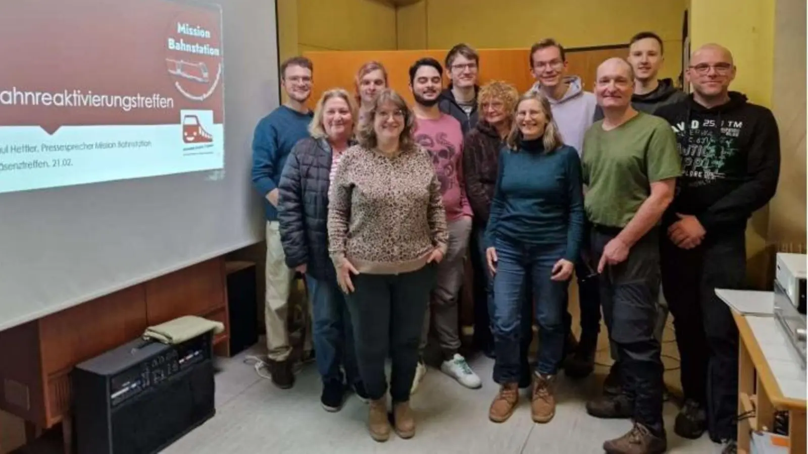 Die Engagierten des Bahnreaktivierungstreffens in Wilburgstetten (von links): Paul Hettler, Eva Siebachmeyer, Flora Scherer, Claudia Zinnecker, Leon Bachmann, Timm Kretschmar, Claudia Schilling, Viola Grießhammer, Simon Kubillus, Peter Knoch, Lars Landgraf und Andreas May. (Foto: Mission Bahnstation/Lara-Angelina Zinnecker)