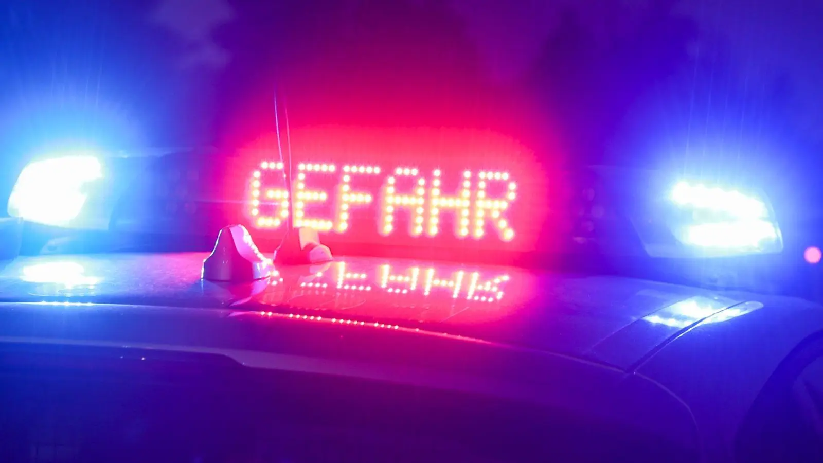 Der Hinweis „Gefahr“ leuchtet auf dem Dach eines Einsatzwagens der Polizei. (Foto: Jan Woitas/dpa/Symbolbild)