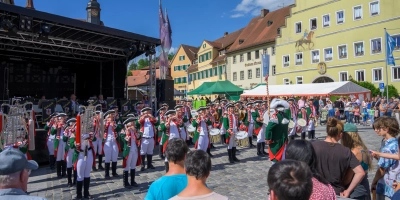 Angenehmes Wetter und gute Stimmung: Zum Feuchtwanger Altstadtfest im Landkreis Ansbach strömen tausende Besuchende auf den Marktplatz. (Foto: René Chlopotowski)