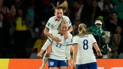Englands Fußballerinnen feiern den Sieg gegen Turnier-Schreck Kolumbien. (Foto: Rick Rycroft/AP/dpa)
