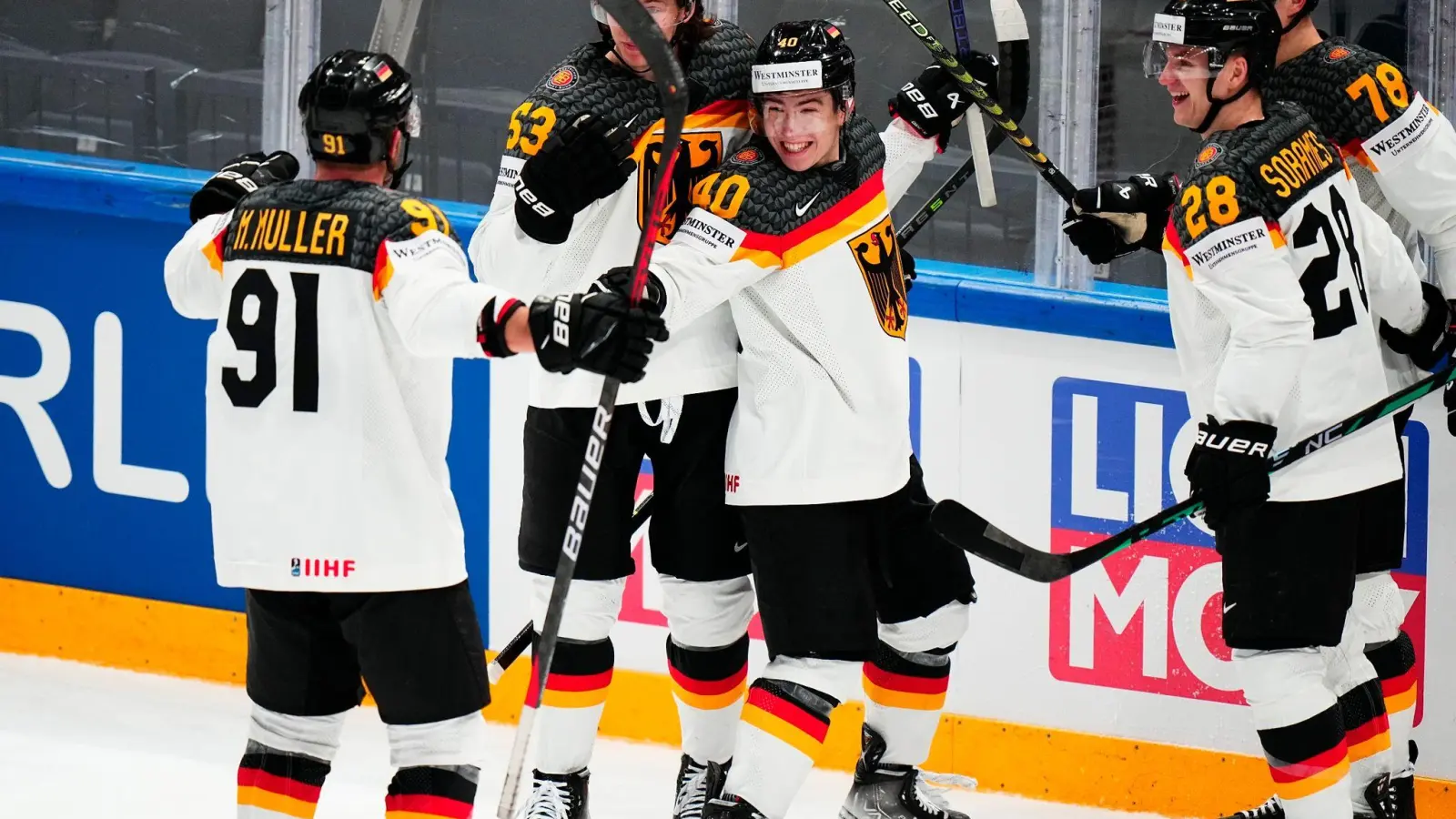 Rasantes Ende: Im vierten Spiel gelingt dem deutschen Eishockey-Team bei der WM der erste Sieg. Mit 6:4 schlägt die DEB-Auswahl Dänemark. (Foto: Pavel Golovkin/AP/dpa)