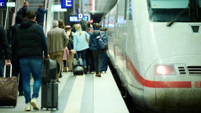 Die chronischen Pannen bei der Bahn haben Auswirkungen: Laut einer Umfrage meiden viele Menschen die Züge. (Symbolbild) (Foto: Annette Riedl/dpa)