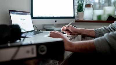 Im Homeoffice immer voll bei der Sache? Auch privates Surfen während der Arbeitszeit kann unter Umständen als Arbeitszeitbetrug gewertet werden. (Foto: Fabian Strauch/dpa/dpa-tmn)
