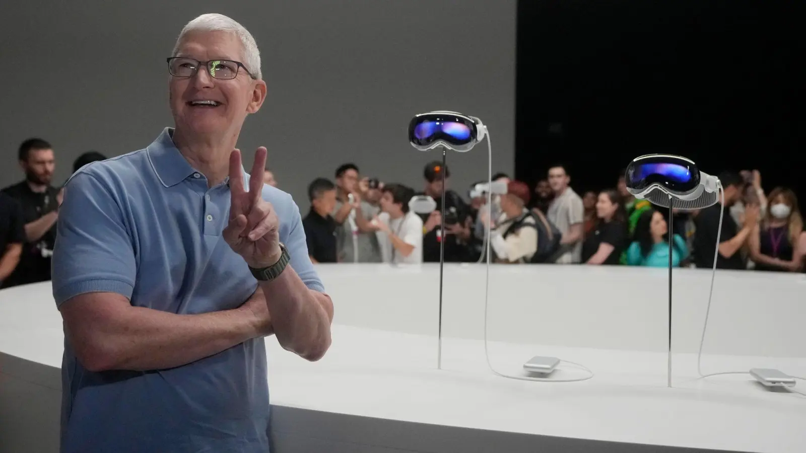 Apple-CEO Tim Cook posiert neben den neuen Vision Pro Headsets auf dem Firmencampus in Cupertino. (Foto: Jeff Chiu/AP/dpa)