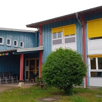 Die ehemalige Montessori-Grundschule in Neusitz: In dem Gebäude sollen Wohnungen geschaffen werden, aber noch nicht gleich, sondern erst, wenn die Grundschule Gebsattel die Räume nicht mehr braucht. (Foto: Susanne Landgraf)