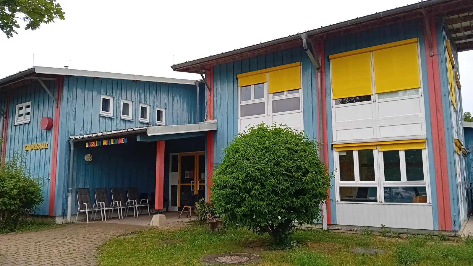 Die ehemalige Montessori-Grundschule in Neusitz: In dem Gebäude sollen Wohnungen geschaffen werden, aber noch nicht gleich, sondern erst, wenn die Grundschule Gebsattel die Räume nicht mehr braucht. (Foto: Susanne Landgraf)