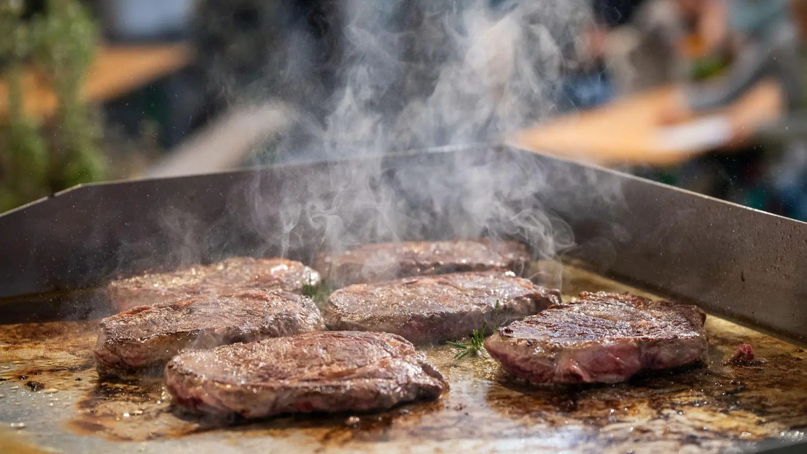 Eine Dicke von ein bis zwei Daumenbreiten sorgt für das perfekte Steak: Zu dünnes Fleisch wird schnell durchgebraten. (Foto: Zacharie Scheurer/dpa-tmn)