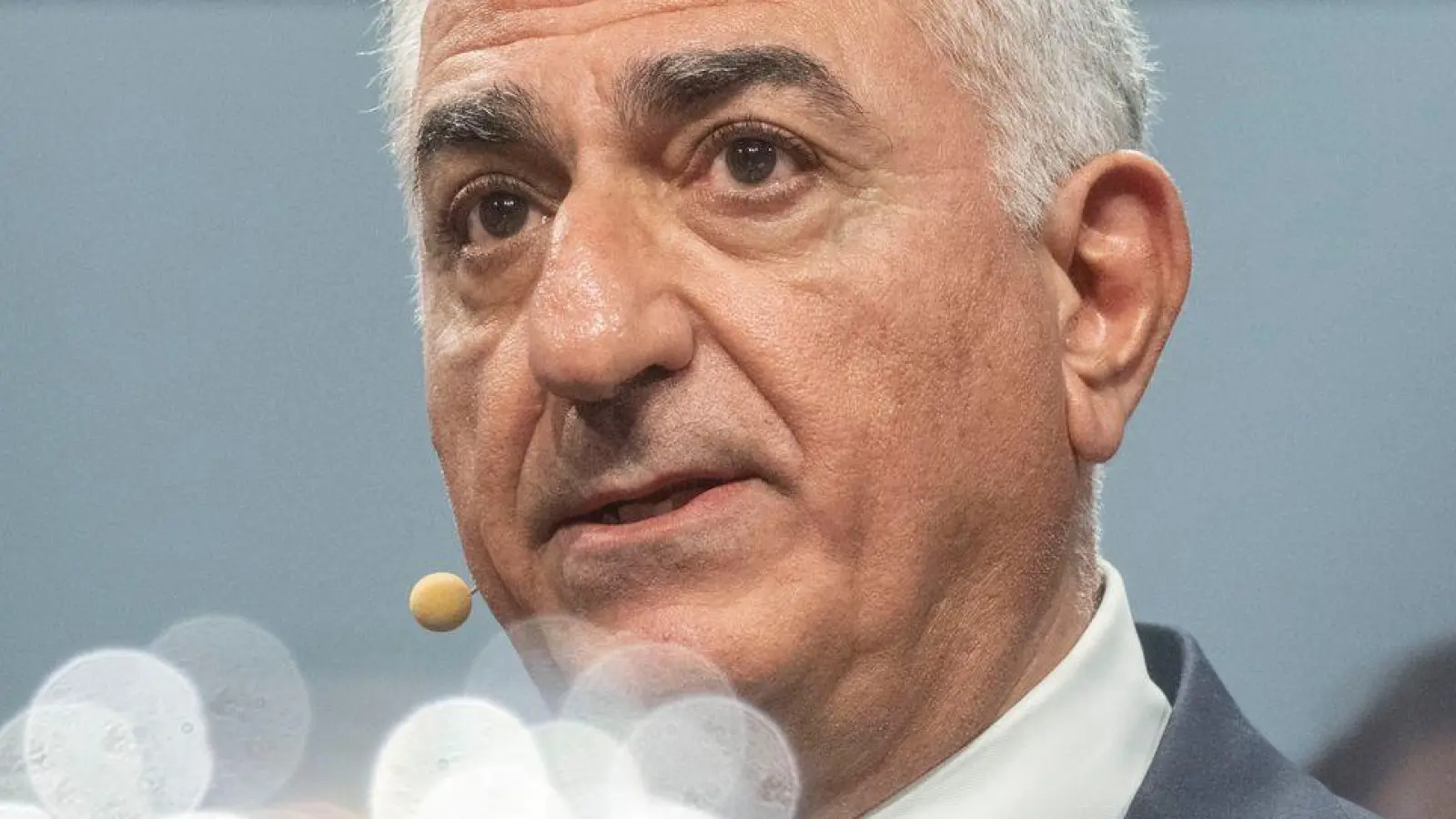 Pahlavi nennt es sein Lebensziel, im Iran den Weg für demokratische Wahlen zu ebnen. Eigene Machtambitionen hat er keine.  (Foto: Marijan Murat/dpa)