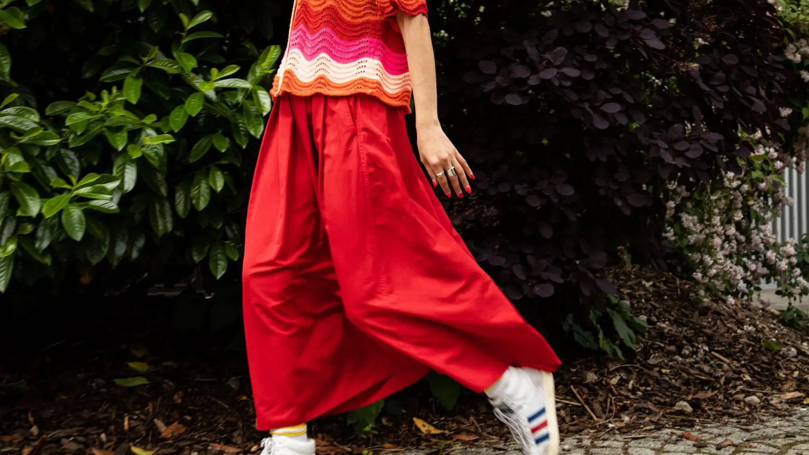 Wer kräftige Töne wie Rot, Orange und Pink kombiniert, sollte darauf achten, dass alle Farben entweder warm oder kalt sind.  (Foto: Christin Klose/dpa-tmn)