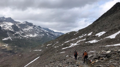 Die Suche nach dem Piloten eines Kleinflugzeugs in den Ötztaler Alpen läuft weiter. (Foto: Ute Wessels/dpa)