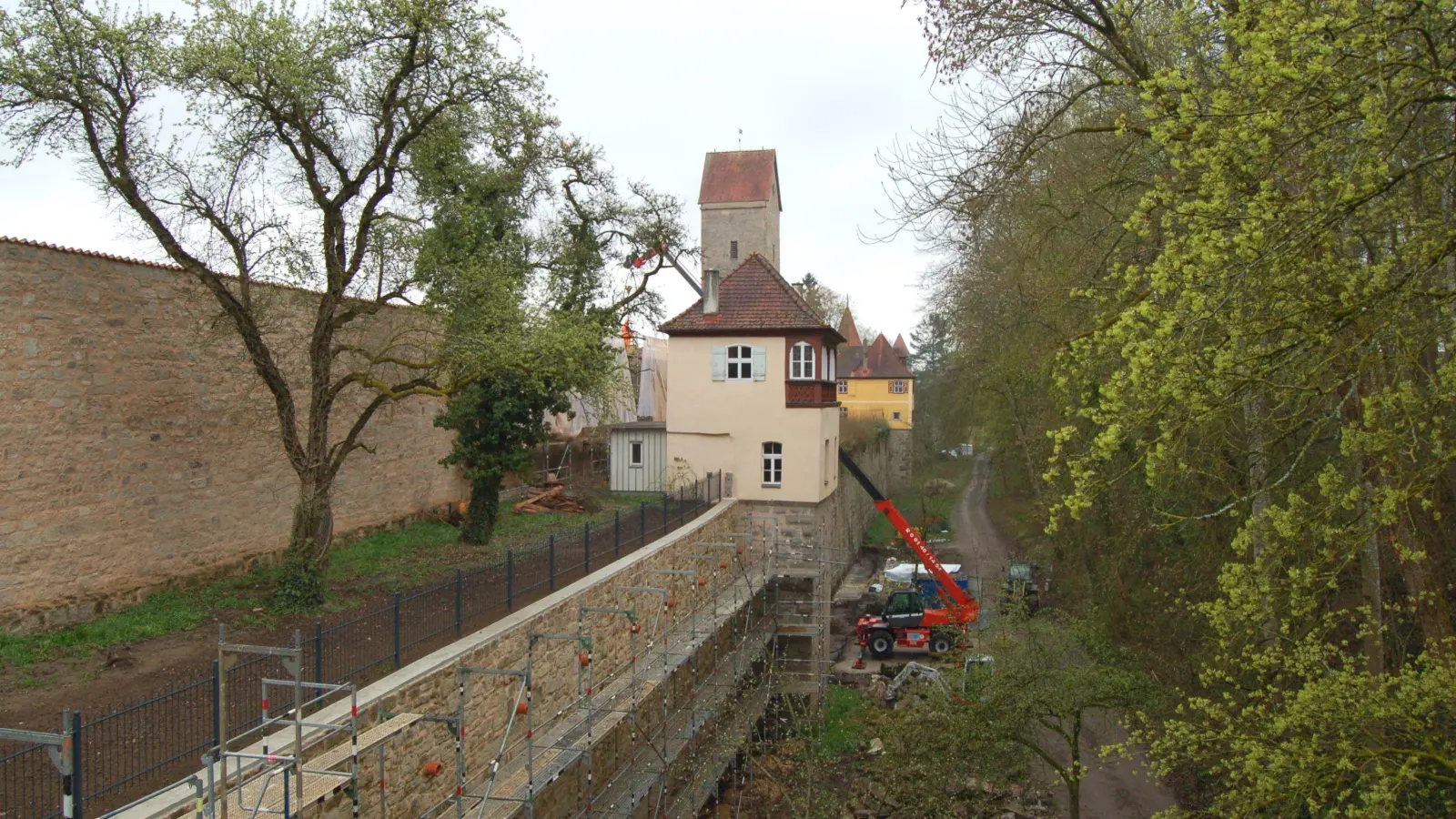 Blick auf die Stadt- und Zwingermauer in Richtung Berlinsturm, dessen Spitze im Hintergrund zu sehen ist. Bis Ende des Jahres wird in diesem Bereich die historische Wehranlage instandgesetzt.  (Foto: Markus Weinzierl)