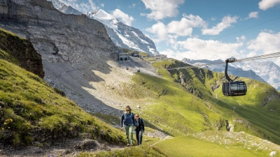 Der neue Themenwanderweg „Eiger Walk of Fame“ führt von der Eigergletscher-Station durch die ikonische Berglandschaft. (Foto: Jungfraubahnen 2019/Jungfraubahnen 2019/dpa)