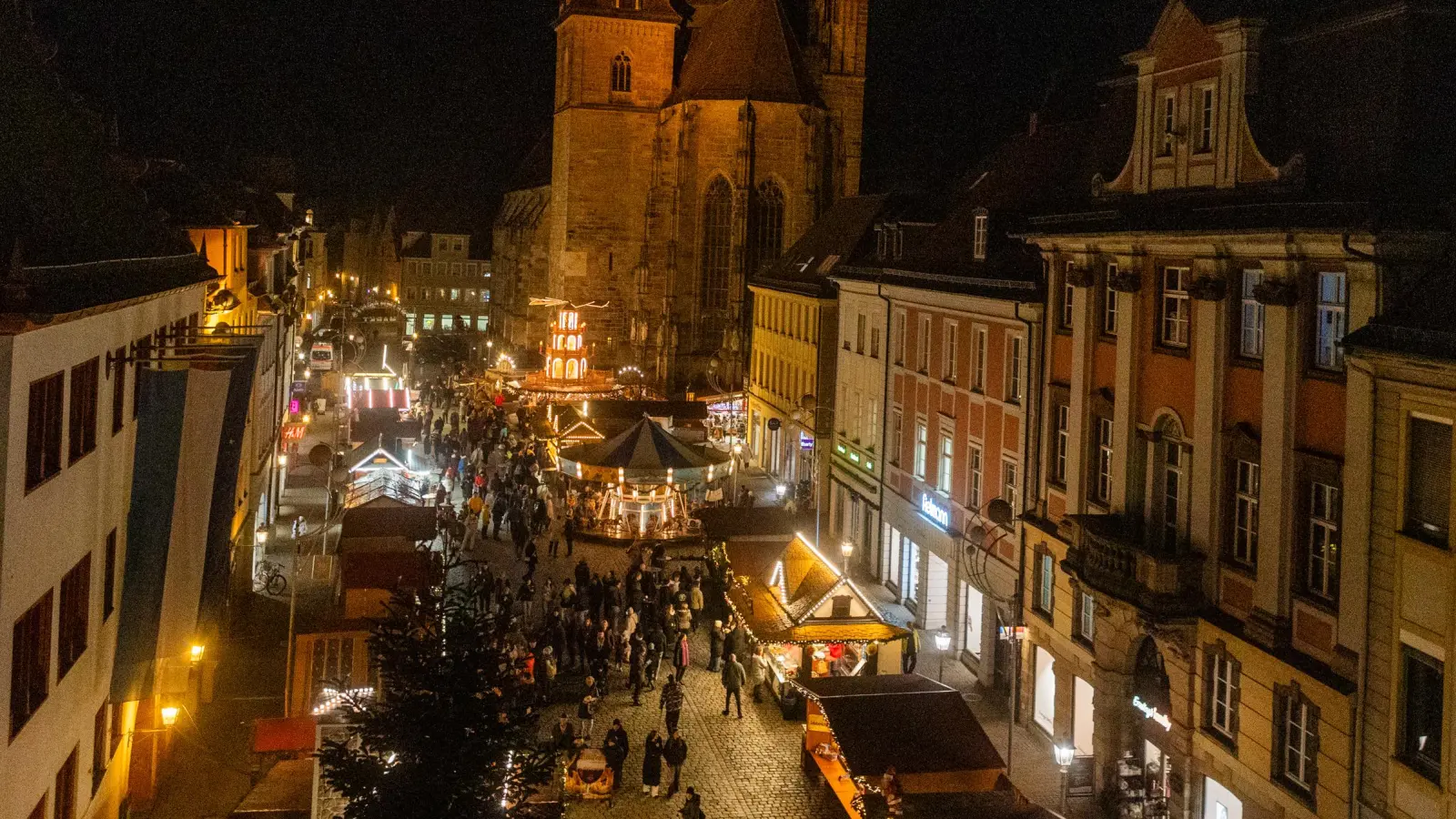 Stimmungsvolle Budenstadt: Der Ansbacher Weihnachtsmarkt verzauberte auch in diesem Jahr wieder mit seinem Ambiente.  (Foto: Evi Lemberger)