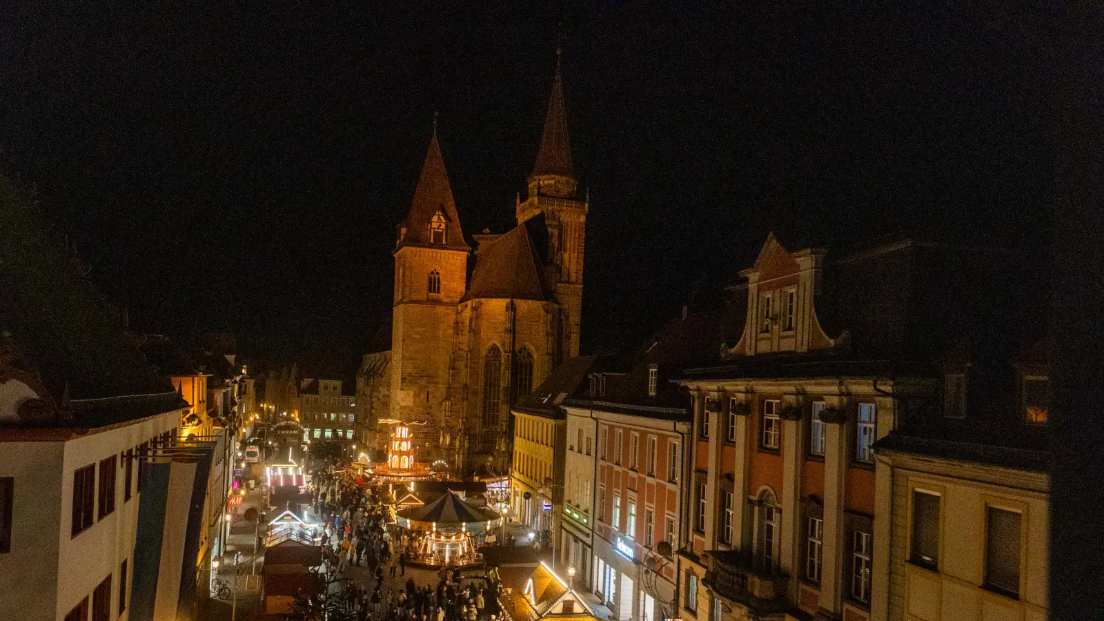 Stimmungsvolle Budenstadt: Der Ansbacher Weihnachtsmarkt entwickelt seinen Zauber im historischen Ambiente. (Foto: Evi Lemberger)