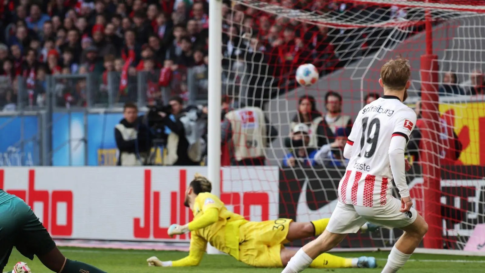Rein ins Freiburger Glück: Niklas Beste trifft sehenswert zum 1:0. (Foto: Philipp von Ditfurth/dpa)