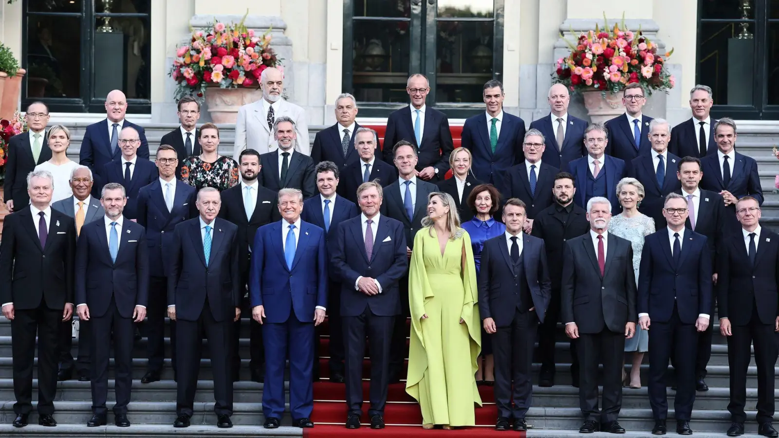 Direkt neben dem König: Donald Trump. (Foto: Christian Hartmann/Pool Reuters/AP/dpa)