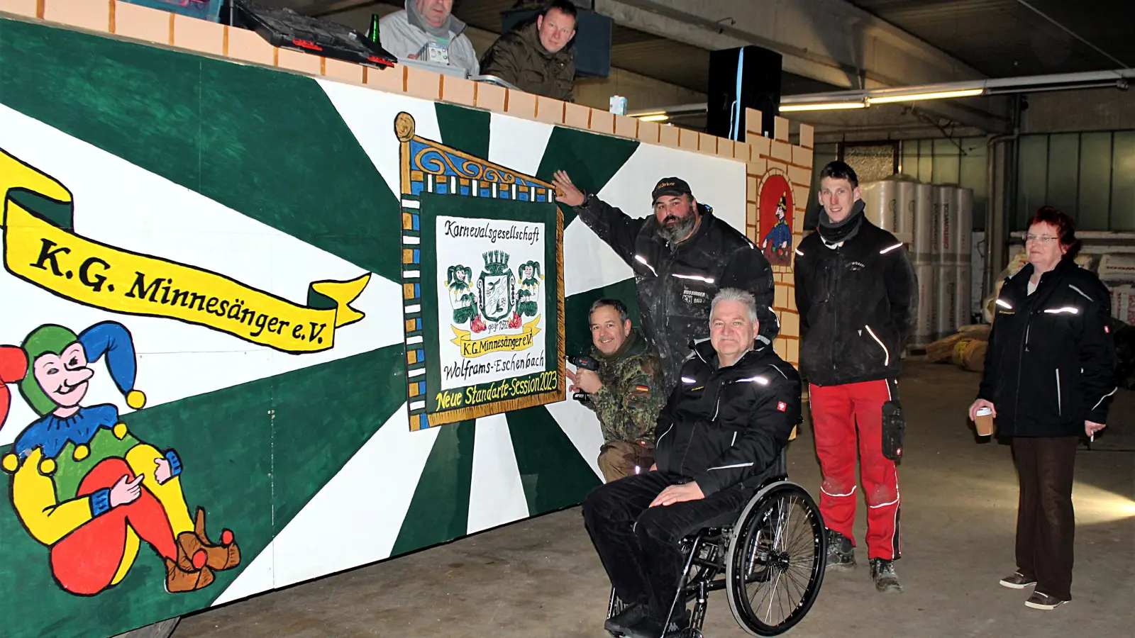 Der erste Vorsitzende der Karnevalsgesellschaft Minnesänger, Franz Rathgeber (links auf dem Wagen), und einige Mitglieder haben den Wagen für den Faschingsumzug auf Vordermann gebracht.  (Foto: Diane Mayer)