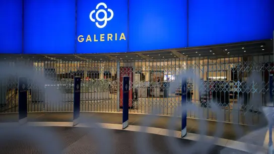 Der geschlossene Eingang der Galeria Kaufhof in der Innenstadt von Leipzig. Die Filiale am Neumarkt schließt Ende Juni 2023. (Foto: Jan Woitas/dpa)