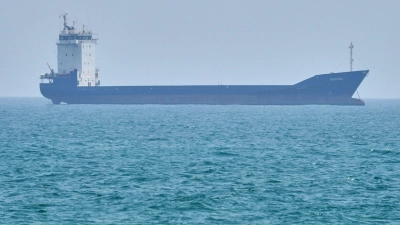 Das US-Militär greift nach eigenen Angaben zwei weitere unter iranischer Flagge fahrende Tanker an. (Symbolbild) (Foto: Asghar Besharati/AP/dpa)