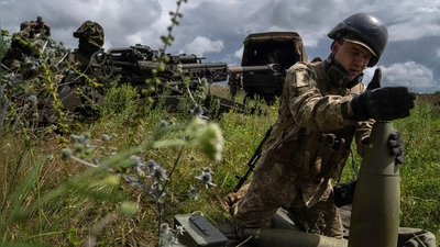 Dem ukrainischen Militär geht zunehmend die Munition aus. (Foto: Evgeniy Maloletka/AP/dpa)