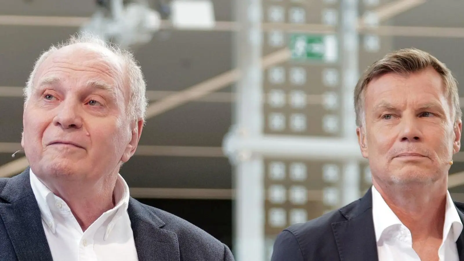 Uli Hoeneß (m) bezieht im Doppelpass Stellung. (Foto: Uwe Lein/dpa)